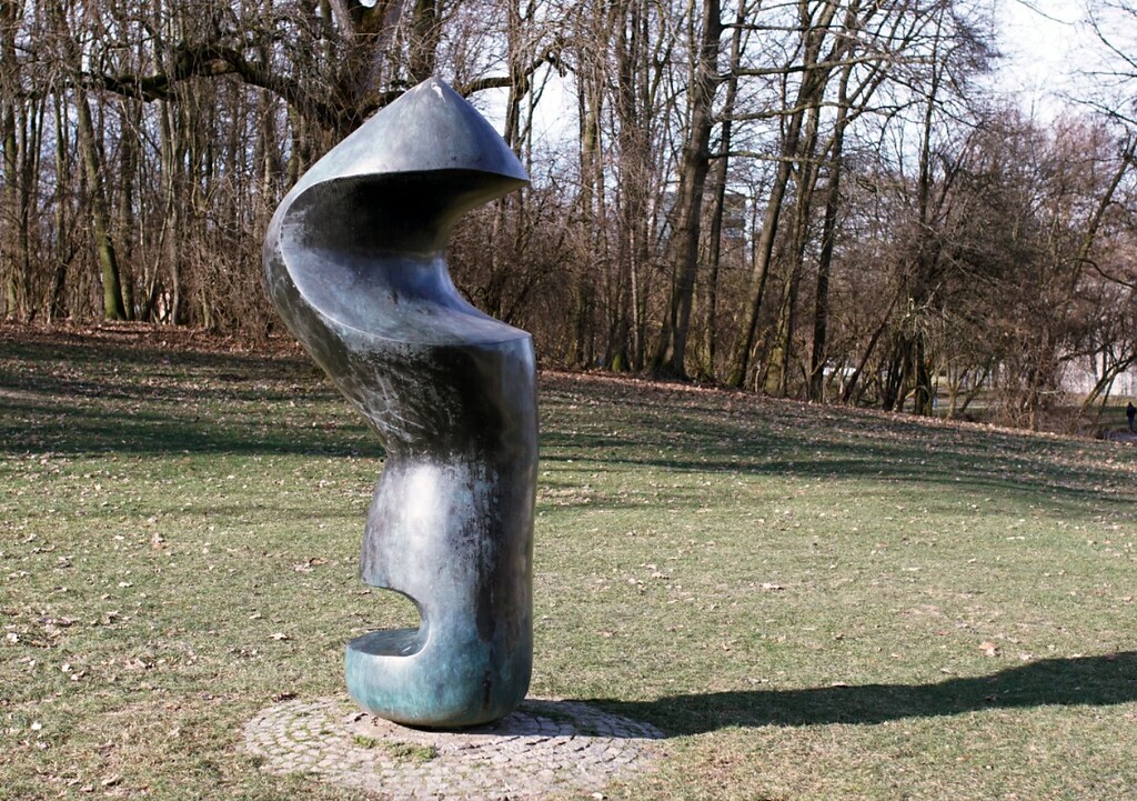 Undatierte Aufnahme der Skulptur "Uralte Form" des ungarischen Bildhauers Lajos Barta (1899-1986) im Kölner Hiroshima-Nagasaki-Park.