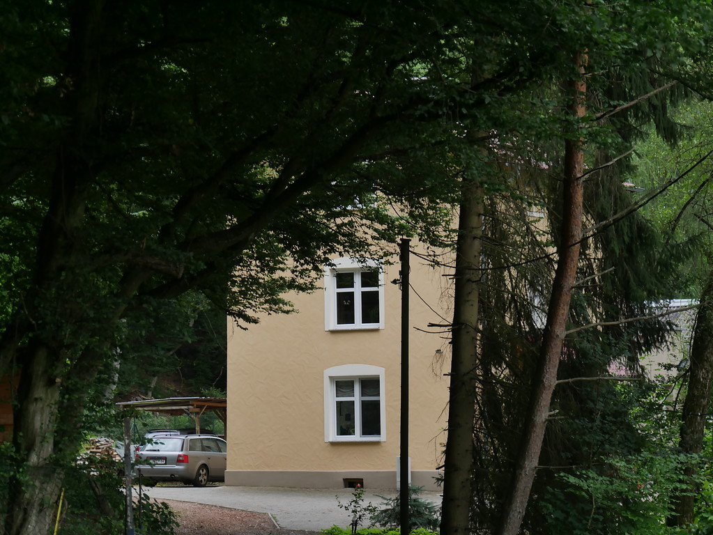 Westseite des Streckenwärterhauses bei Weilburg-Kirschhofen (2017)