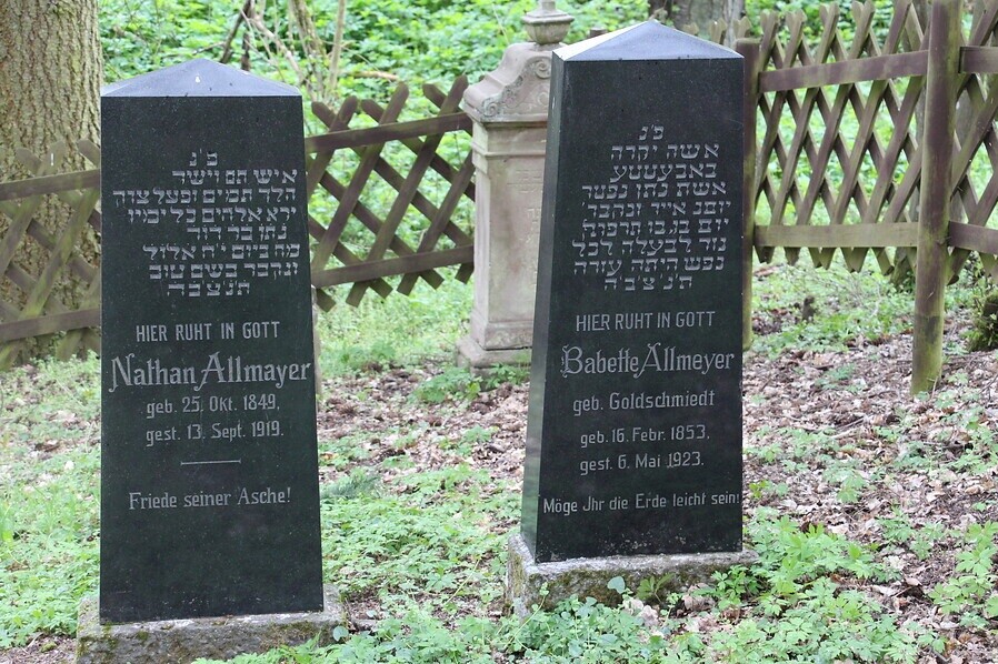 Die Grabsteine von Nathan und Babette Allmeyer auf dem jüdischen Friedhof in Hottenbach (2021)