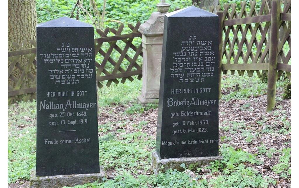 Die Grabsteine von Nathan und Babette Allmeyer auf dem jüdischen Friedhof in Hottenbach (2021)