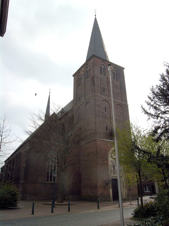 St. Maria Magdalena in Sonsbeck mit dem Hauptportal und dem nördlichen Seitenschiff (2008)