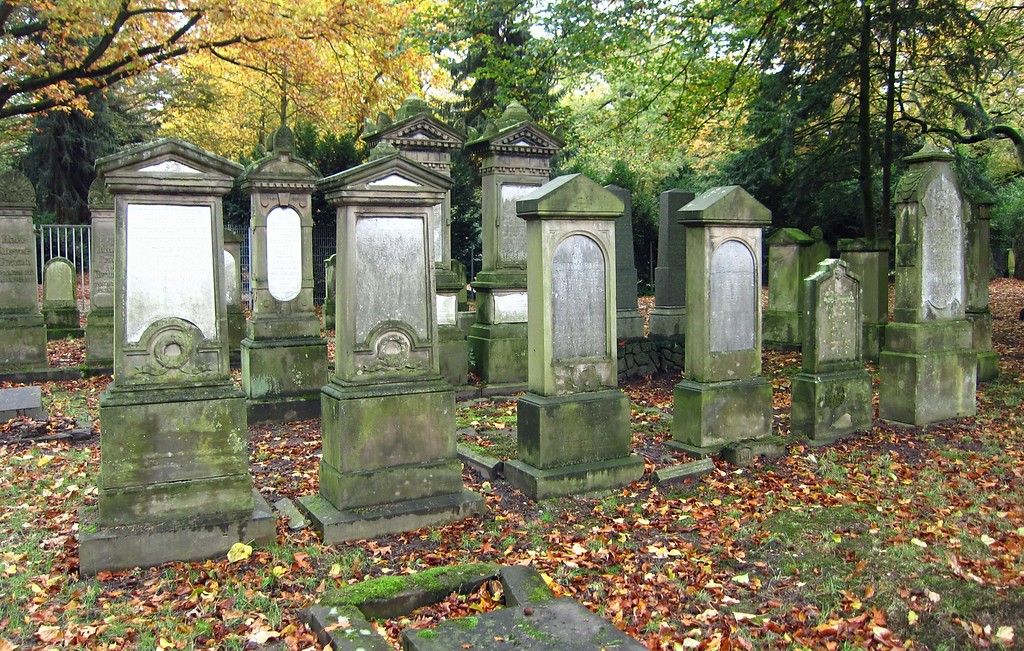 Grabmale auf dem Alten Jüdischen Friedhof an der Heideckstraße in Krefeld (2014).