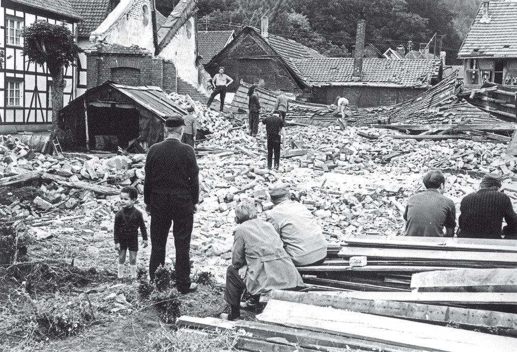 Historische Aufnahme der Anlagen der Eisenhütte in Schleiden-Oberhausen während des Abrisses (1966).