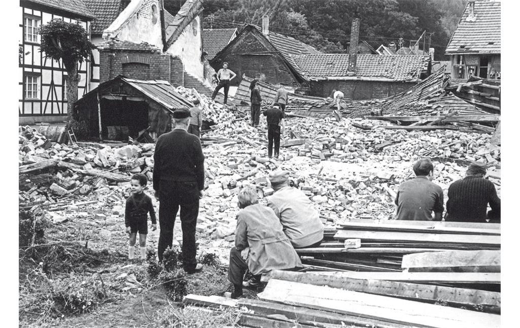 Historische Aufnahme der Anlagen der Eisenhütte in Schleiden-Oberhausen während des Abrisses (1966).