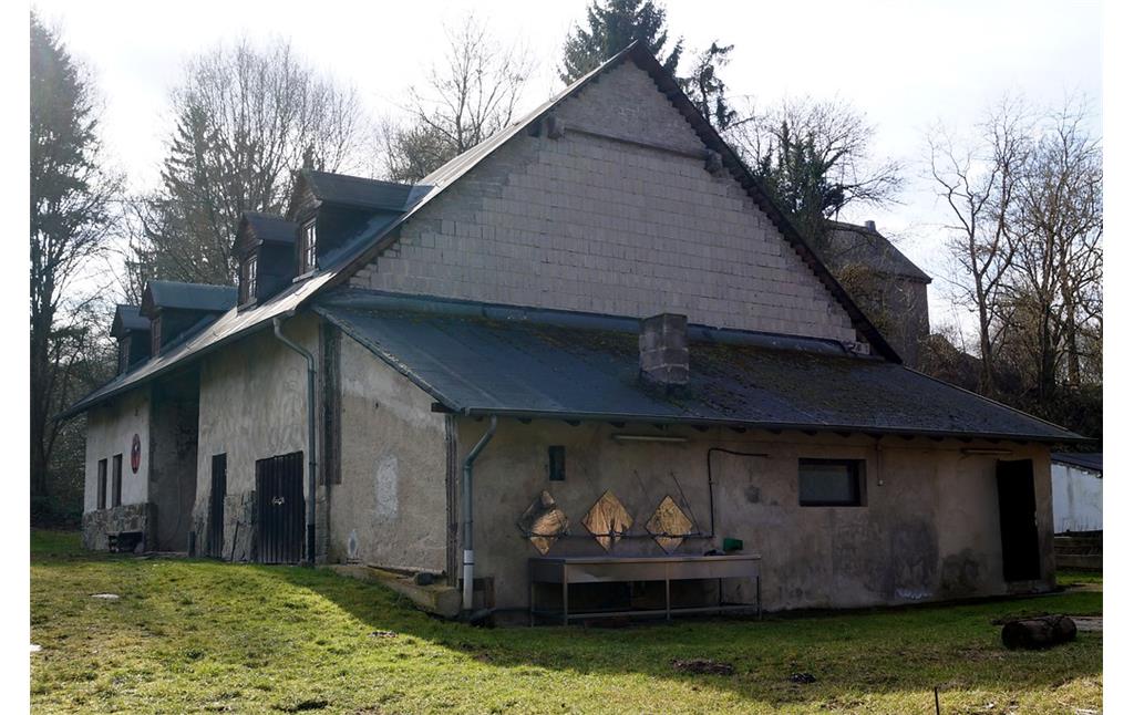 Ein ehemaliges Mühlengebäude der Ruitscher Mühle bei Polch im Landkreis Mayen-Koblenz, heute Teil des Vereinsgeländes des Tomburger Ritterbunds (2015).