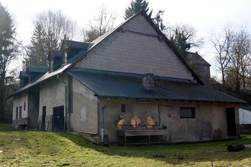 Ein ehemaliges Mühlengebäude der Ruitscher Mühle bei Polch im Landkreis Mayen-Koblenz, heute Teil des Vereinsgeländes des Tomburger Ritterbunds (2015).