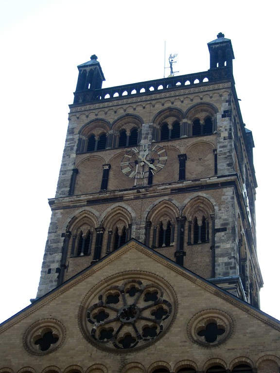 Der Westturm des Quirinus-Münsters in Neuss, ehemalige Kirche des Benediktinerinnenklosters und späteren Kanonissenstifts St. Quirin (2014).