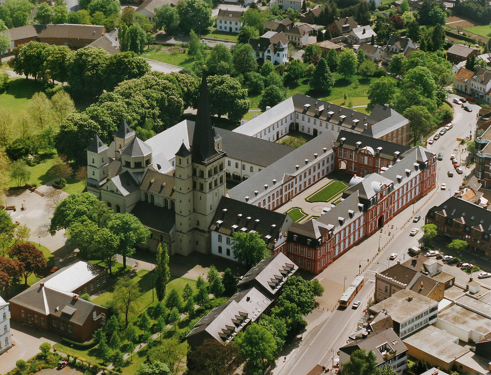 Luftaufnahme der Abtei Brauweiler (Spätsommer 2006).