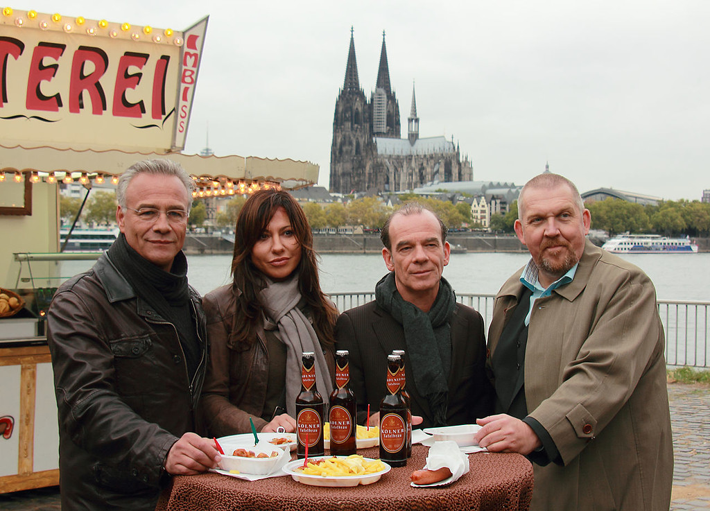 Die Ermittlerduos "Schenk & Ballauf" und "Keppler & Saalfeld" der "Tatort"-Kriminalfilme an der Kulisse des Schnellimbiss "Wurstbraterei" an der Deutzer Brücke. Im Hintergrund ist der Kölner Dom zu sehen (2012).