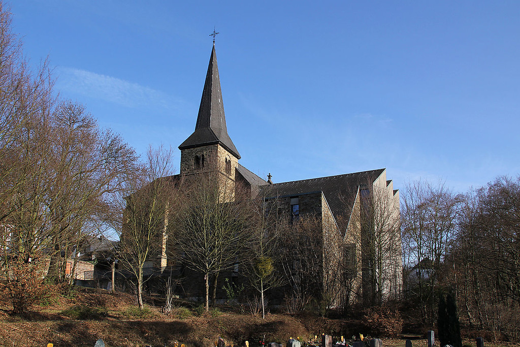 Die Katholische Pfarrkirche St. Aldegundis in Koblenz-Arzheim, Ansicht von Südosten (2012)