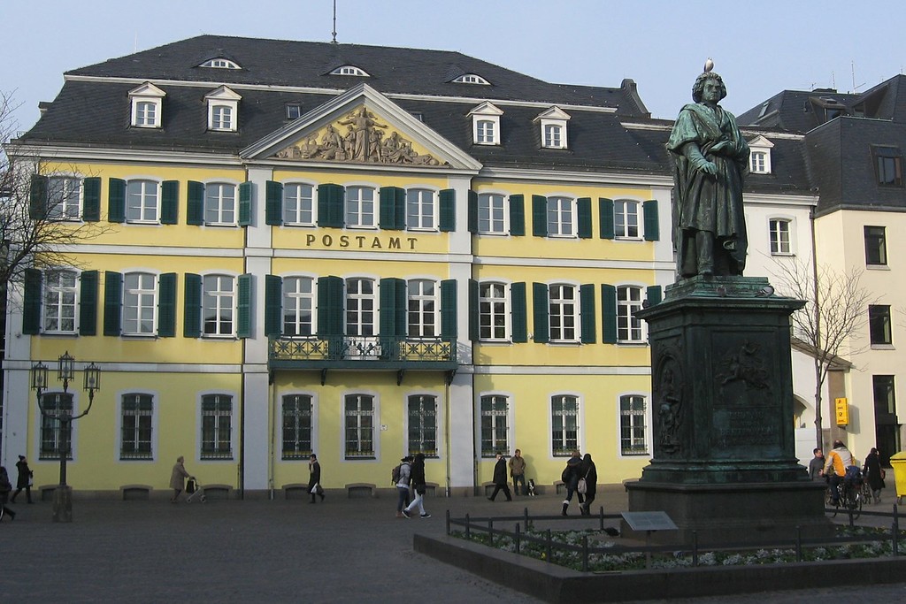 Das Alte Postamt (ehemaliges Fürstenbergisches Palais) auf dem Bonner Münsterplatz, davor das Beethoven-Denkmal (2012)