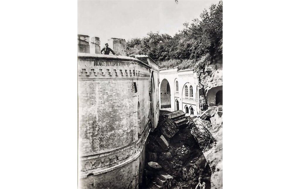 Tarakaniv Fort, 1916. Right: Damaged outside walls. Left: Two-story casemate