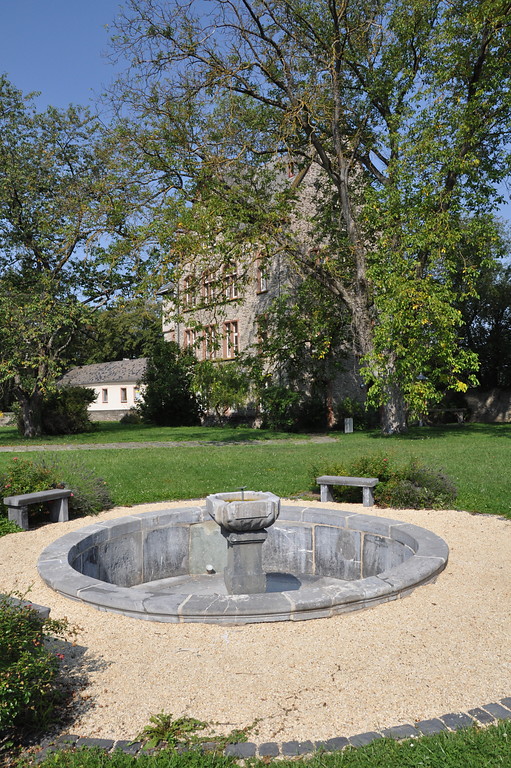 Marmorspringbrunnen im Pfarrgarten Villmar (2019)