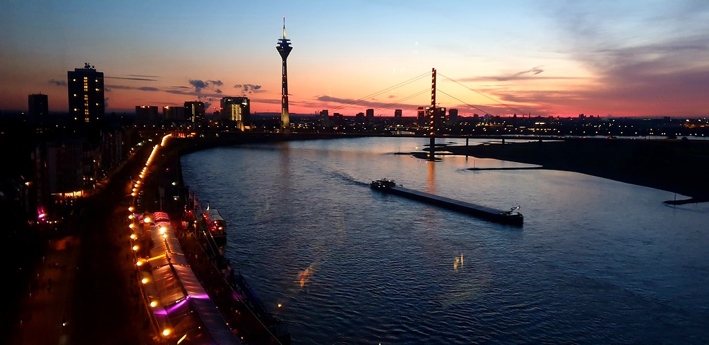 Blick auf die Rheinpromenade in Düsseldorf (2019)