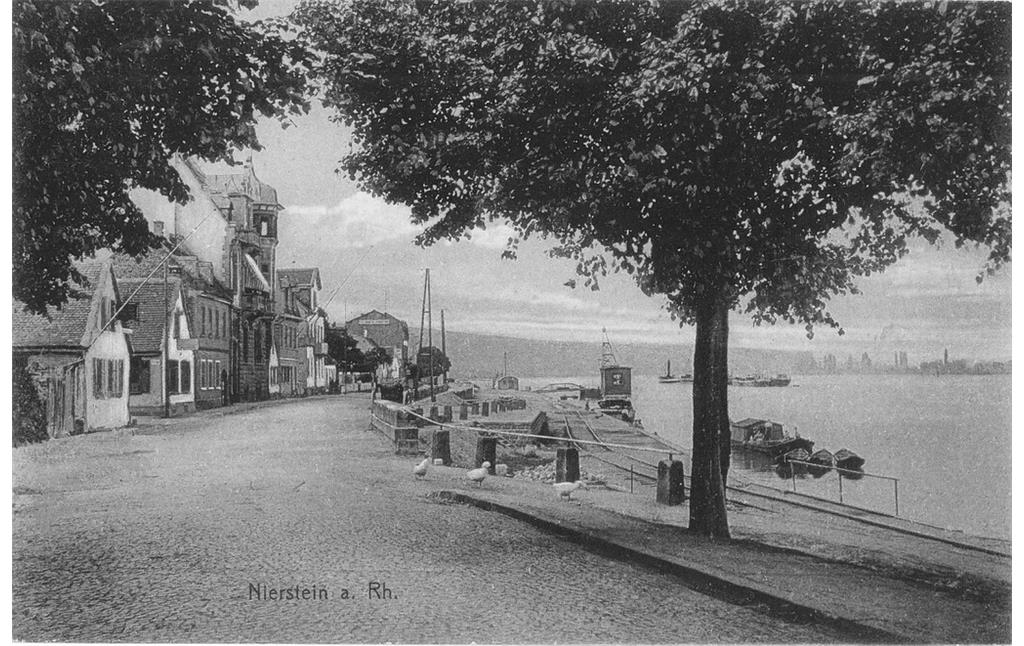 Historische Fotografie des Rheinufers in Nierstein mit den Gleisen der Rheinbahn (1920er Jahre)