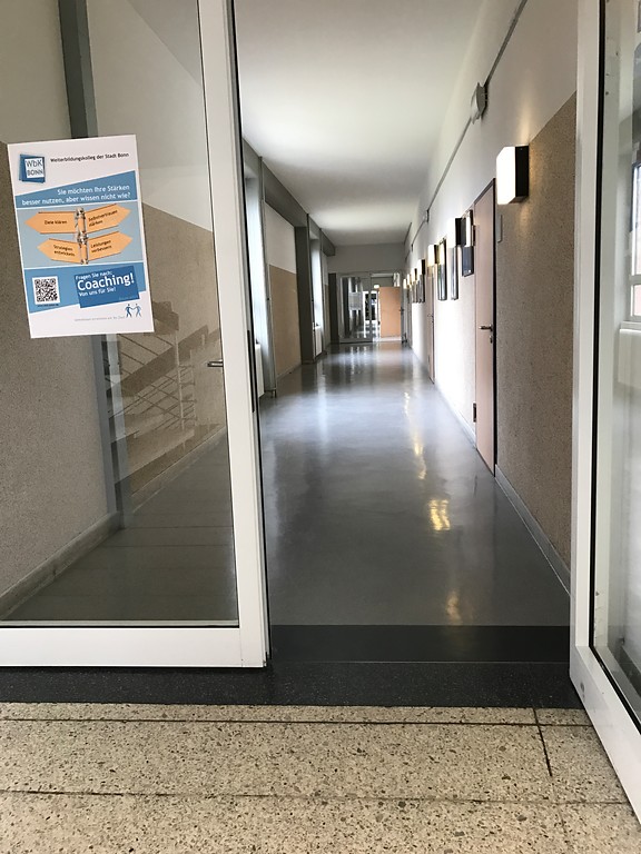 Weiterbildungskolleg Bonn, Flur mit Klassenräumen in der 1. Etage rechts (2017)