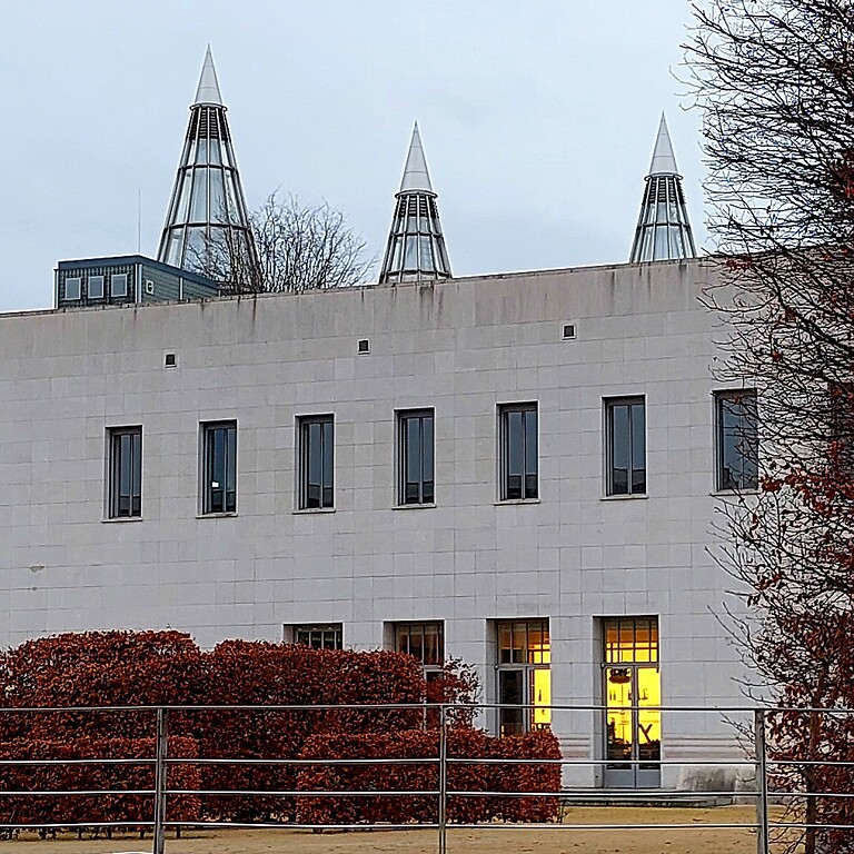 Teil der nordöstlichen Fassade der Kunst- und Ausstellungshalle der Bundesrepublik Deutschland (Bundeskunsthalle) (2021).