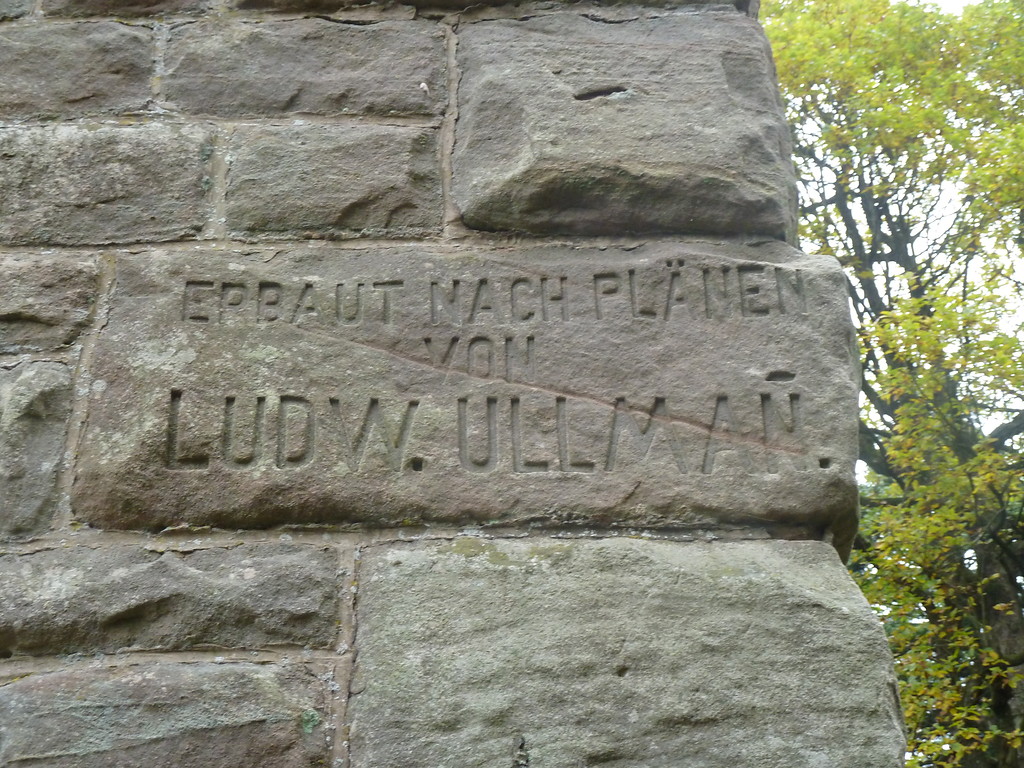 Tafel für Ludwig Ullmann am Luitpoldturm bei Merzalben (2017)