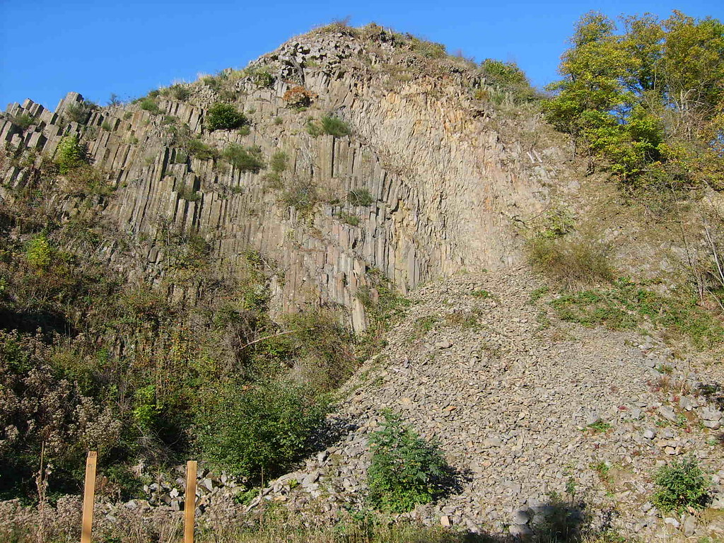 Blick auf den Basaltkegel "Roßbacher Häubchen" bei Roßbach (2007).