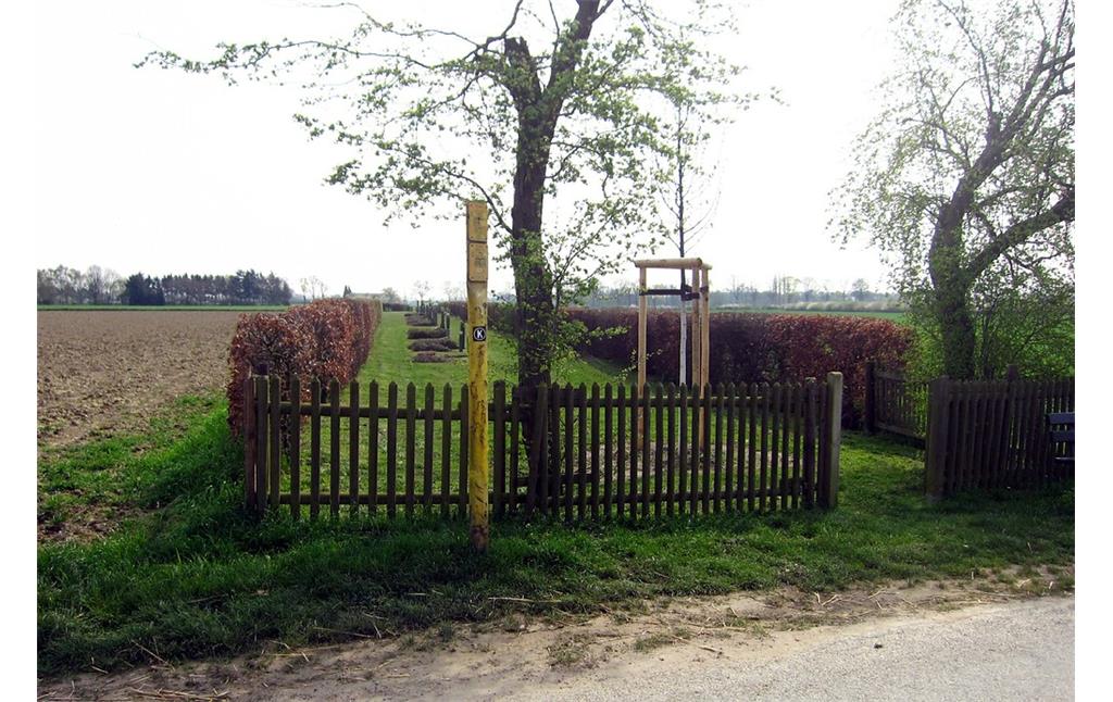 Nördlicher Zugang zum Jüdischen Friedhof in der Breitenwegsallee in Kamp-Lintfort-Hoerstgen (2014).