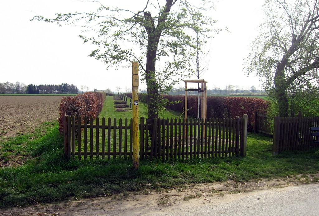 Nördlicher Zugang zum Jüdischen Friedhof in der Breitenwegsallee in Kamp-Lintfort-Hoerstgen (2014).