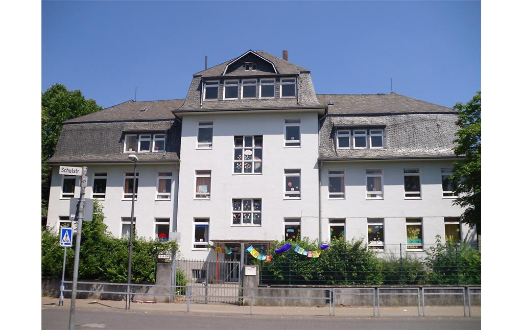 Ehemaliges Pflegehaus, später Schule in der Schulstraße in Köln-Vingst (2013)