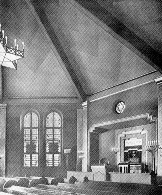Historische Aufnahme von 1927 mit Blick auf den Toraschrein, die Bima (Kanzel) und das Ner Tamid (Ewige Licht) im Inneren der Ehrenfelder Synagoge in der Körnerstraße.