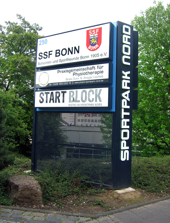 Werbetafel zum Bonner Sportpark Nord in der Kölnstraße (2014). Der Sportpark entstand ab 1966 auf dem Gelände des vormaligen Jahn-Sportplatzes.