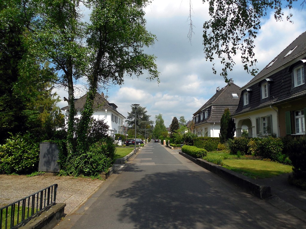 Wohnstraße mit Doppelhäusern in der "Göttersiedlung" in Köln-Rath/Heumar (2015)