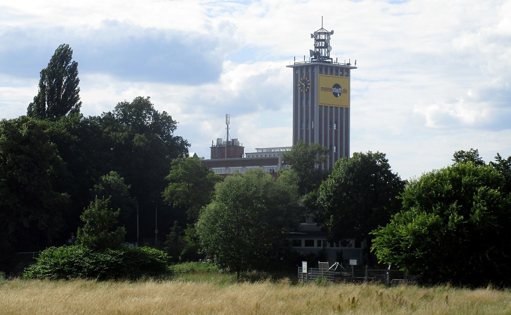 Blick über das Buisdorfer Siegwehr in Richtung Siegburg auf den 55 Meter hohen Turm der früheren Zellwolle-Werke "Phrix" der Rheinischen Zellwolle AG (2016).