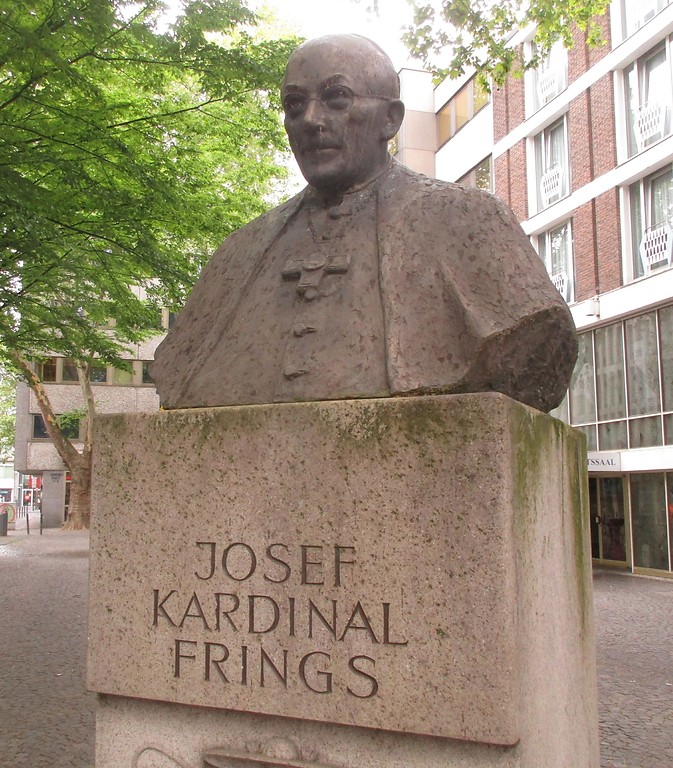 Das bronzene Denkmal für Josef Kardinal Frings am Kölner Laurenzplatz in Altstadt-Nord (2019).