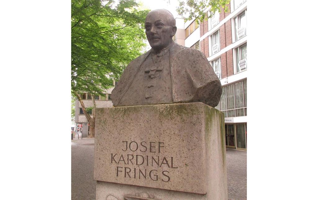 Das bronzene Denkmal für Josef Kardinal Frings am Kölner Laurenzplatz in Altstadt-Nord (2019).