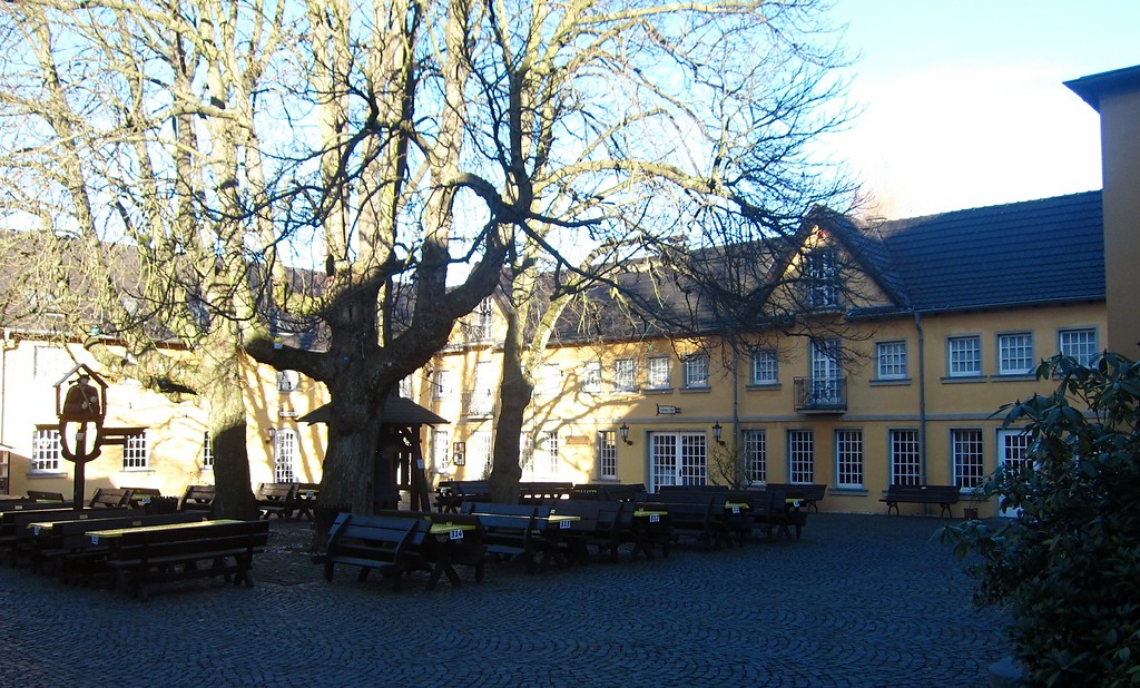 Innenhof des ehemaligen klösterlichen Wirtschaftshofs Haus Schlesien in Königswinter-Heisterbacherrott, heutiges Dokumentations- und Informationszentrum (2014)