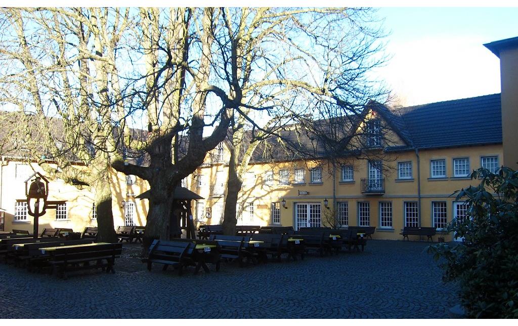 Innenhof des ehemaligen klösterlichen Wirtschaftshofs Haus Schlesien in Königswinter-Heisterbacherrott, heutiges Dokumentations- und Informationszentrum (2014)