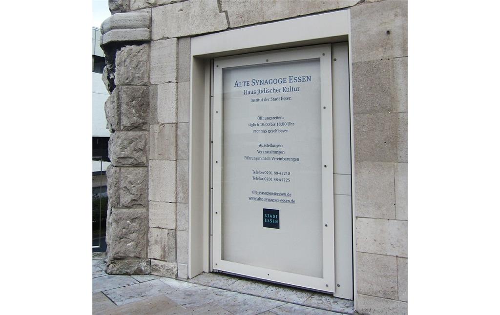 Hinweistafel zu den hier befindlichen Einrichtungen links des Haupteingangs zur Alten Synagoge Essen (2014)