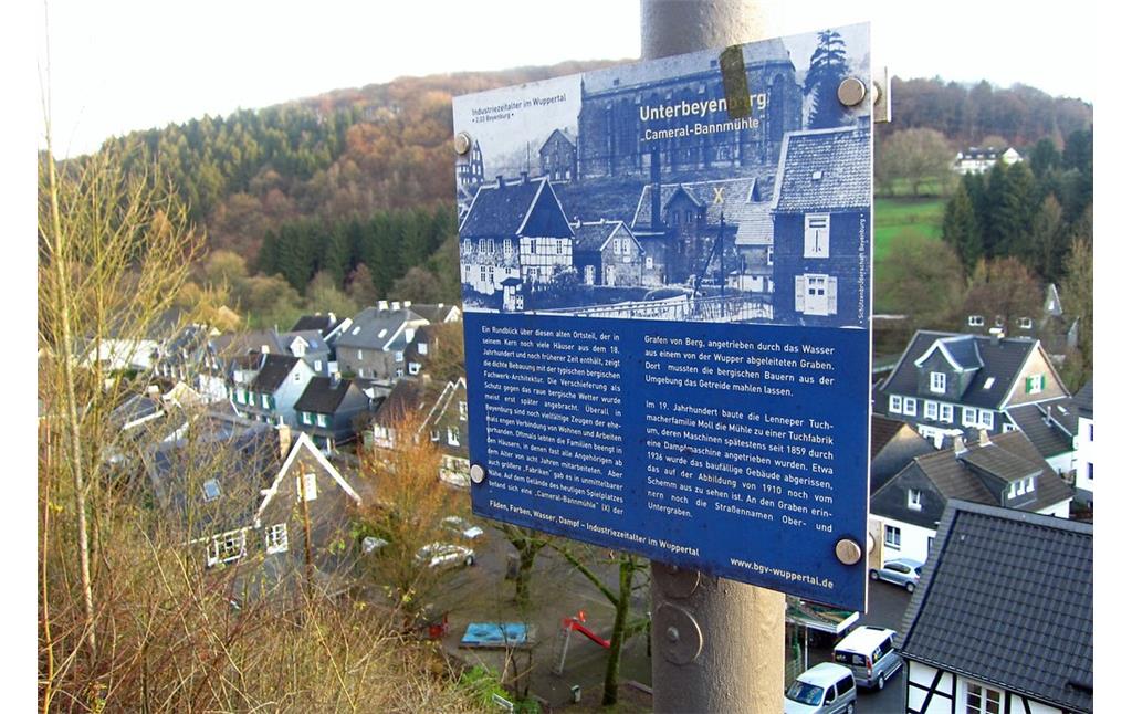 Informationstafel zu Unterbeyenburg mit Blick auf den Ort am ehemaligen Kreuzherrenkloster Sankt Maria Magdalena in Wuppertal-Beyenburg (2014).