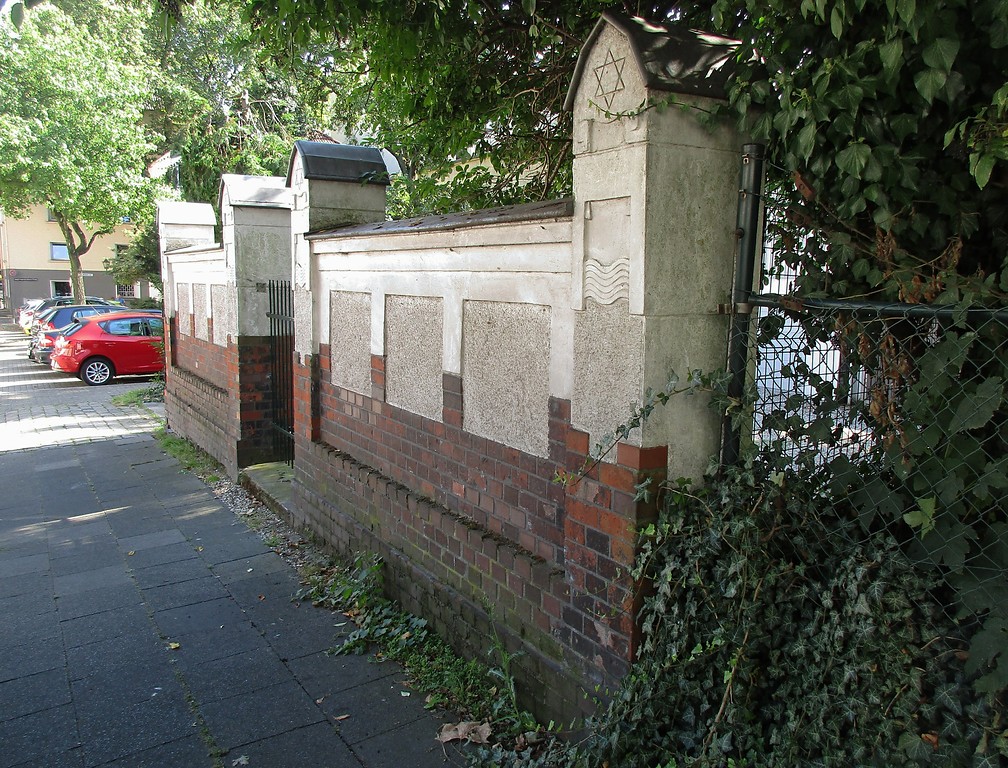 Mauerreste des jüdischen Friedhofs Rheinbrückenstraße in Ruhrort (2016).