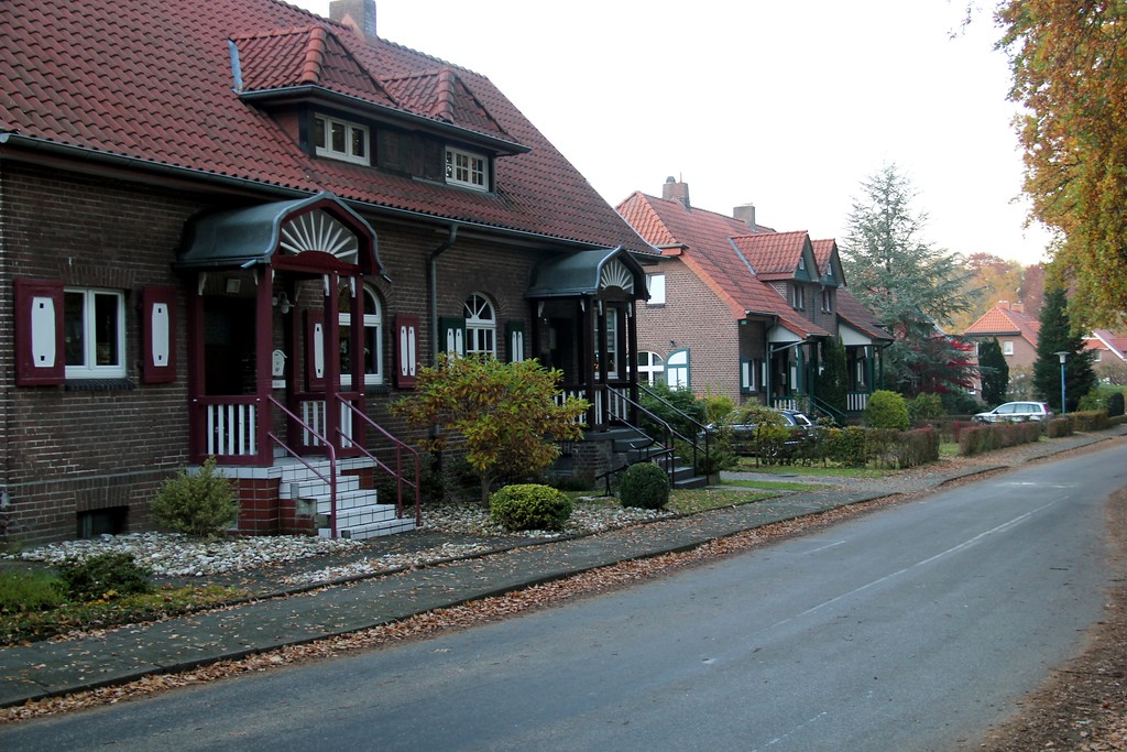Wohnhäuser im Gartenstadt-Stil mit Vor- und Hintergärten in der LVR-Klinik Bedburg-Hau (2015)