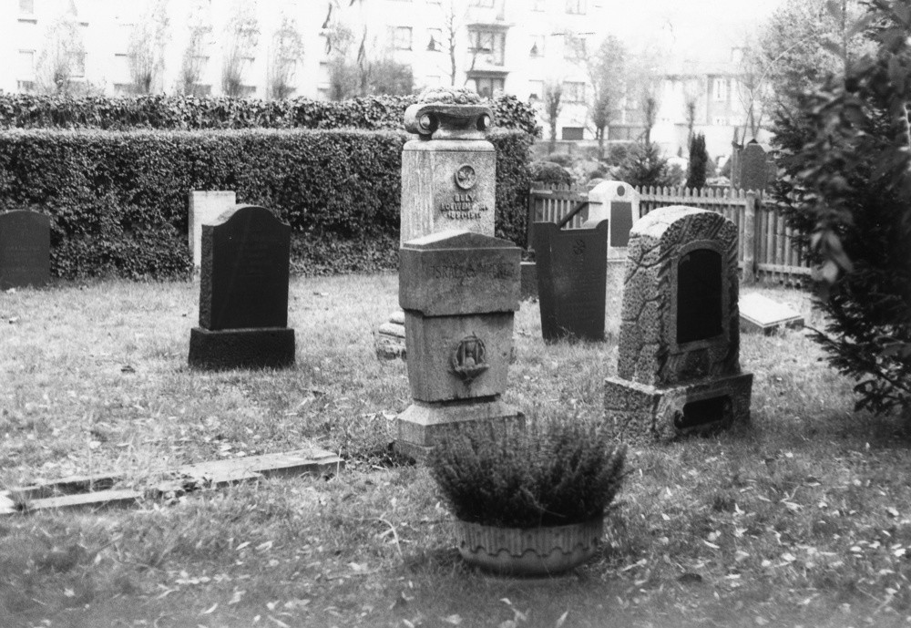 Gräber auf dem Jüdischen Friedhof in Duisburg - Beeck-Stockum (1984)