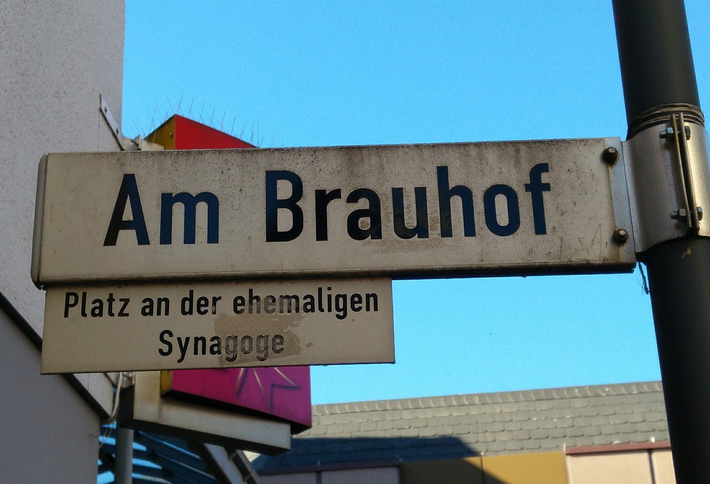 Hinweis auf die ehemalige Synagoge in Siegburg an ihrem früheren Standort am heutigen Platz "Am Brauhof" (2016).