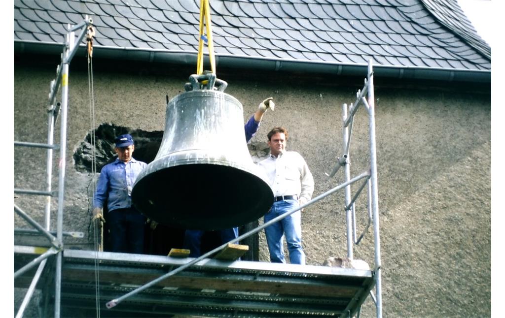 Die große Glocke aus dem Jahre 1545 vor der vergrößerten Turmöffnung des Kirchturms der Wallfahrtskirche in Berglicht (2002)
