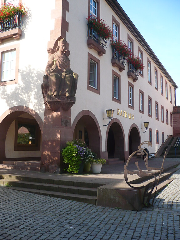 Blick auf die Gebäudeecke des Rathauses Annweiler mit der Skulptur Friedrich II. aus dem Geschlecht der Staufer (2020)