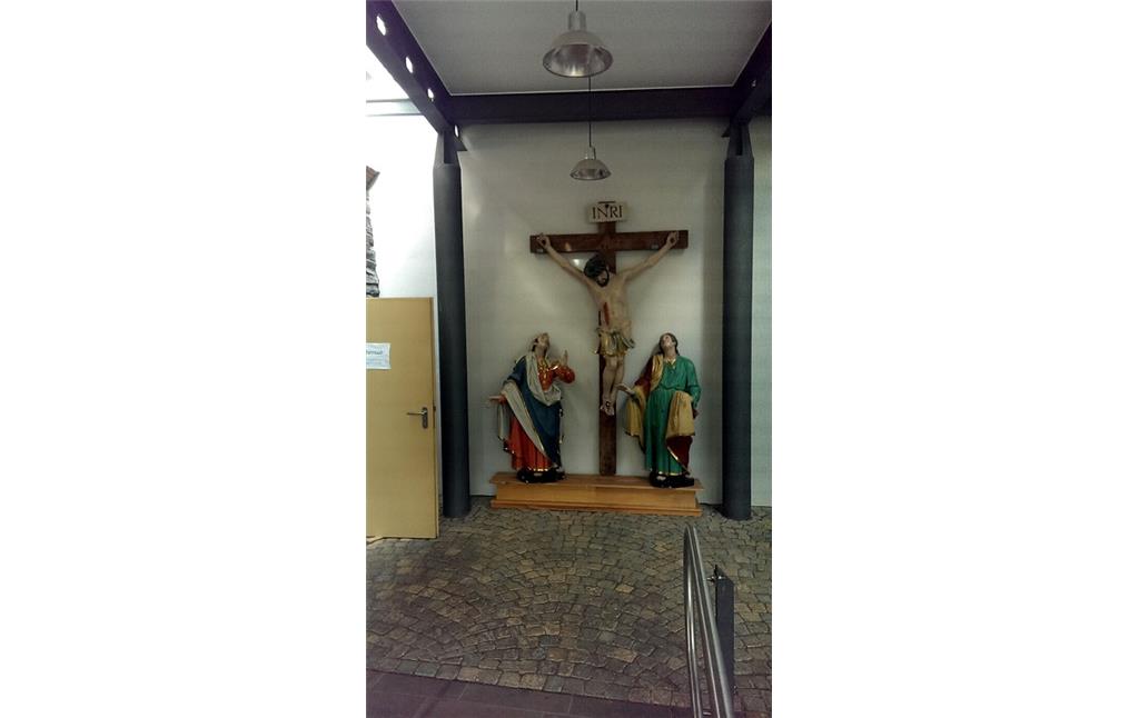 Skulptur "Jesu am Kreuz" im Vorraum des Pfarrhauses und der katholischen Kindertagesstätte St. Peter in Zell an der Mosel (2015).