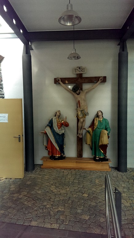 Skulptur "Jesu am Kreuz" im Vorraum des Pfarrhauses und der katholischen Kindertagesstätte St. Peter in Zell an der Mosel (2015).