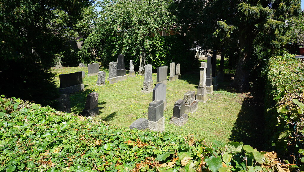 Rees (2022). Jüdischer Friedhof Weseler Straße, Teil mit jüngeren Grabsteinen