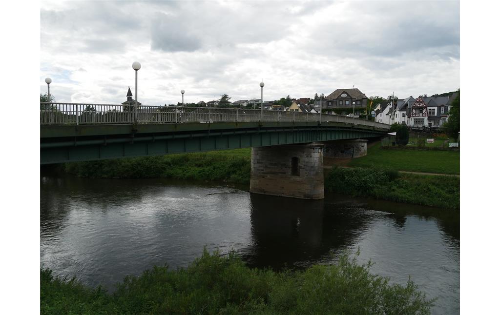 Straßenbrücke in Villmar-Aumenau, Blick von der linken Lahnseite Richtung Nordwesten (2017)
