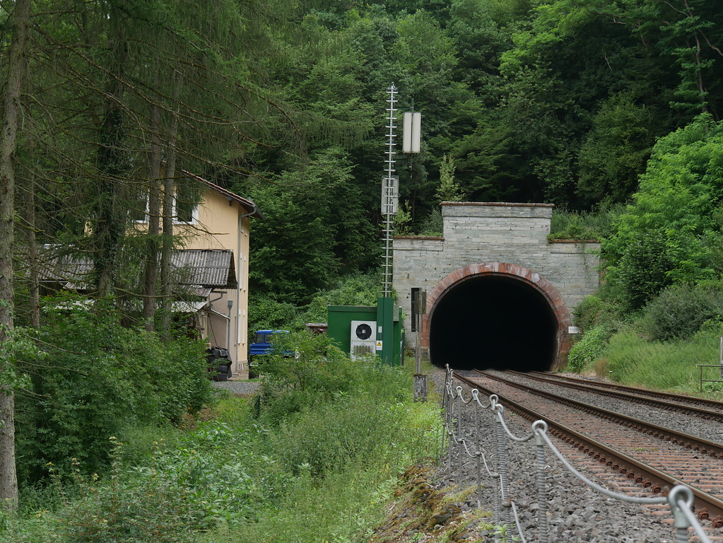 Michelsberg-Tunnel und Streckenwärterhaus bei Weilburg-Kirschhofen (2017)