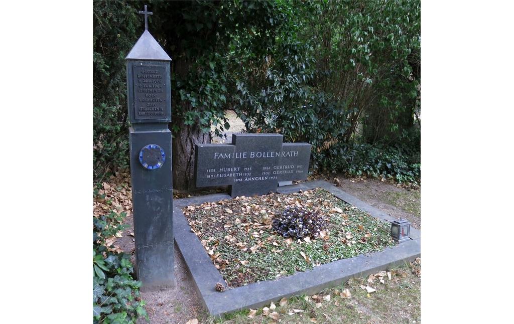 Das Familiengrab Bollenrath auf dem Kölner Nordfriedhof in Weidenpesch, Flur 32 Nr. 226 a+b (2017). Neben dem Grab ein Gedenkstein für die Lehrerin Gertrud Bollenrath (1902-1964), eines der Opfer des Attentats von Volkhoven 1964.