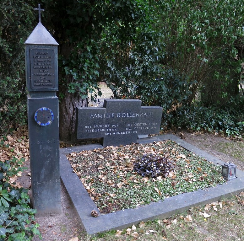 Das Familiengrab Bollenrath auf dem Kölner Nordfriedhof in Weidenpesch, Flur 32 Nr. 226 a+b (2017). Neben dem Grab ein Gedenkstein für die Lehrerin Gertrud Bollenrath (1902-1964), eines der Opfer des Attentats von Volkhoven 1964.