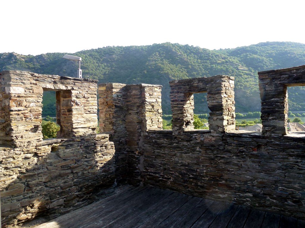 Zehnerturm der Befestigung Kirchhausen in Oberwesel. Auf dieser Beobachtungsplattform hielten einst Zöllner Ausschau (2016).
